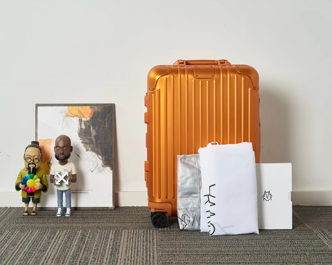 Rimowa modelo 925, color naranja marte. ¡Un clásico que nunca pasa de moda! Esta vez se han actualizado algunos detalle…