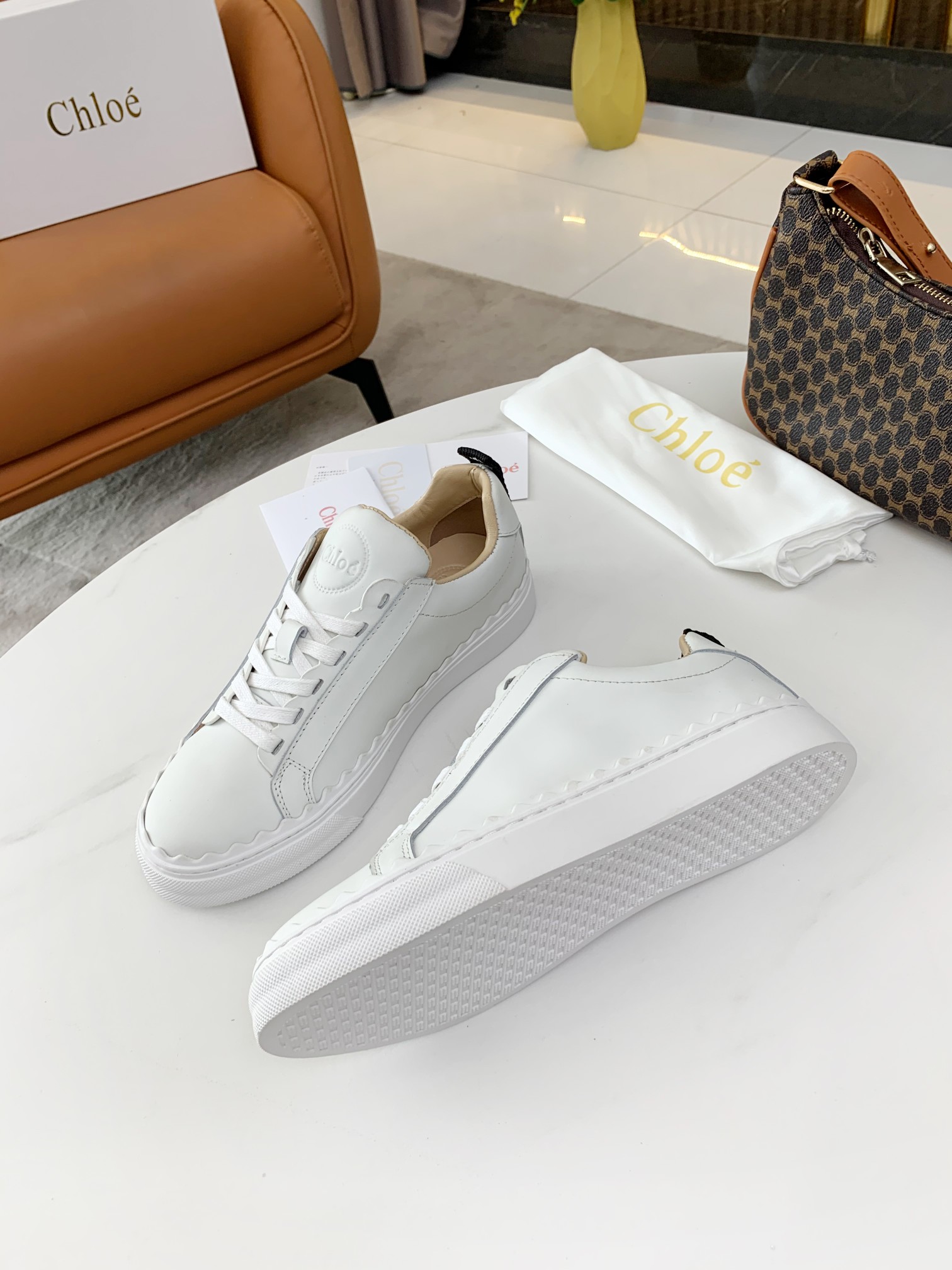 NO:235275,ChIOe 2025 Spring and Autumn New White Shoes!  The upper is made of high-end silk cowhide imported from abroad and imported from Italy, with inner foot pads and imported sheepskin lids!  Original rubber outsole!  It has a certain hardness, resilience, comfortable to walk, and 100% comfortable feet!  Only by getting started can you understand how good the texture is and how heavy the book is!  !  size :35-39 factory, casual shoes/sports shoes, sneakers, cowhide, sheepskin19860909ChIOe蔻依2025春秋新款小白鞋！鞋面采用了国外进口意大利进口高档丝绸牛皮 内里垫脚进口羊皮里！原版橡胶大底！ 具有一定硬度性 回弹性 走起来又舒服 脚感舒适百分百！上手你才明白质感有多好 下的本有多重！ ！size :35——39 工厂,休闲鞋/运动鞋,sneakers,cowhide,sheepskin,Women's Shoes