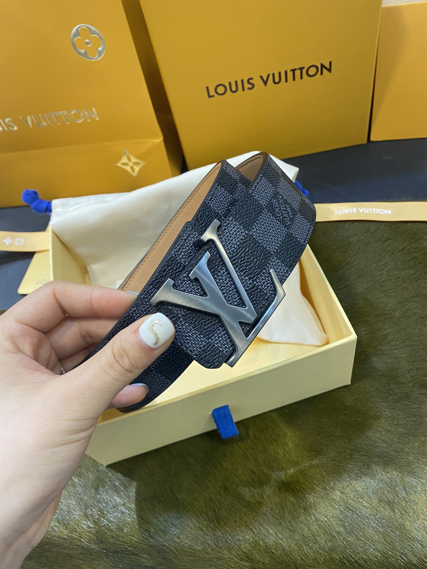 腰带皮带LV经典款沙底路易4.0CM特别设计风格简单大方品质无须置疑懂貨入配全套包装礼盒