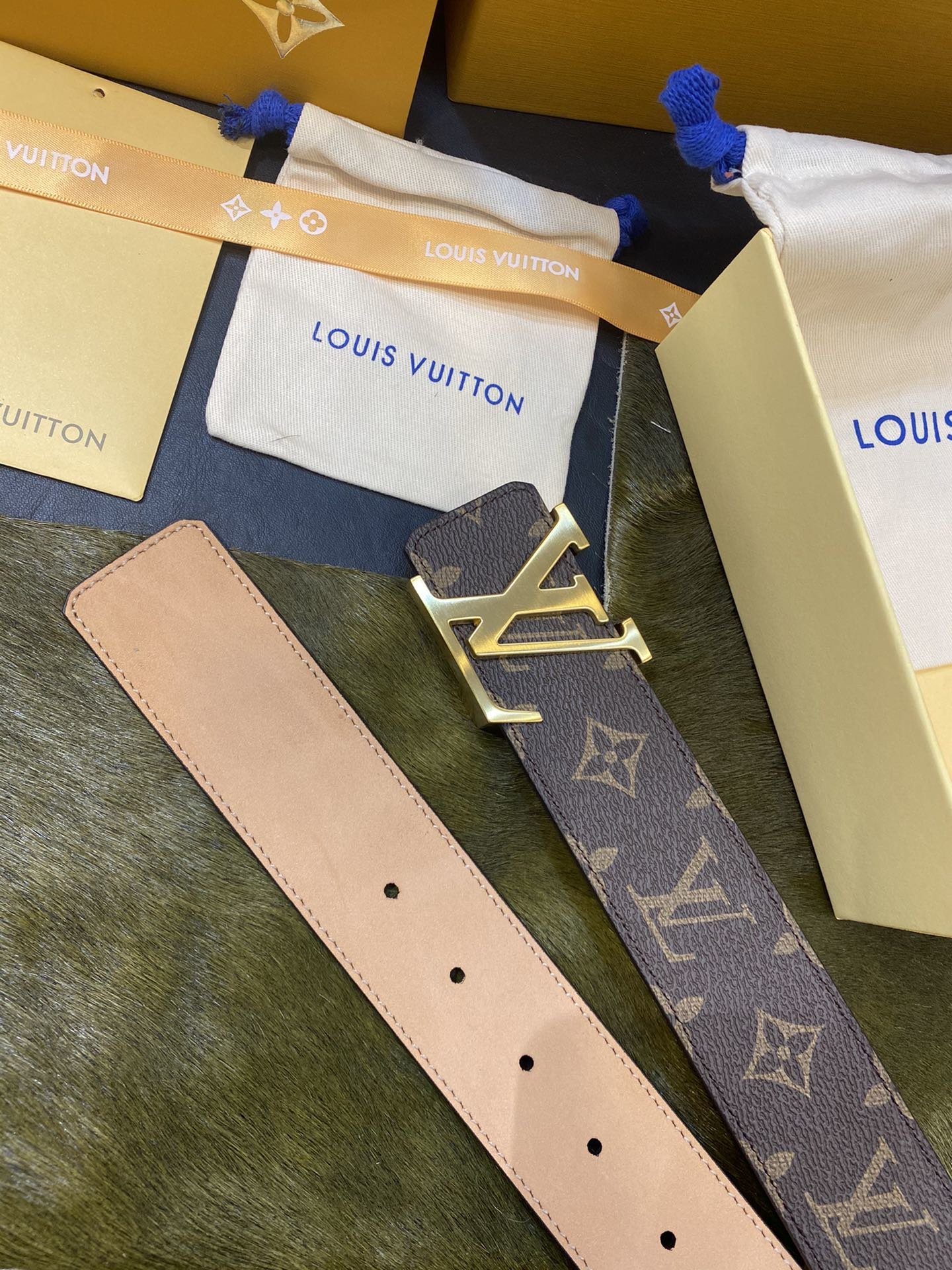 腰带皮带LV经典款沙底路易4.0CM特别设计风格简单大方品质无须置疑懂貨入配全套包装礼盒