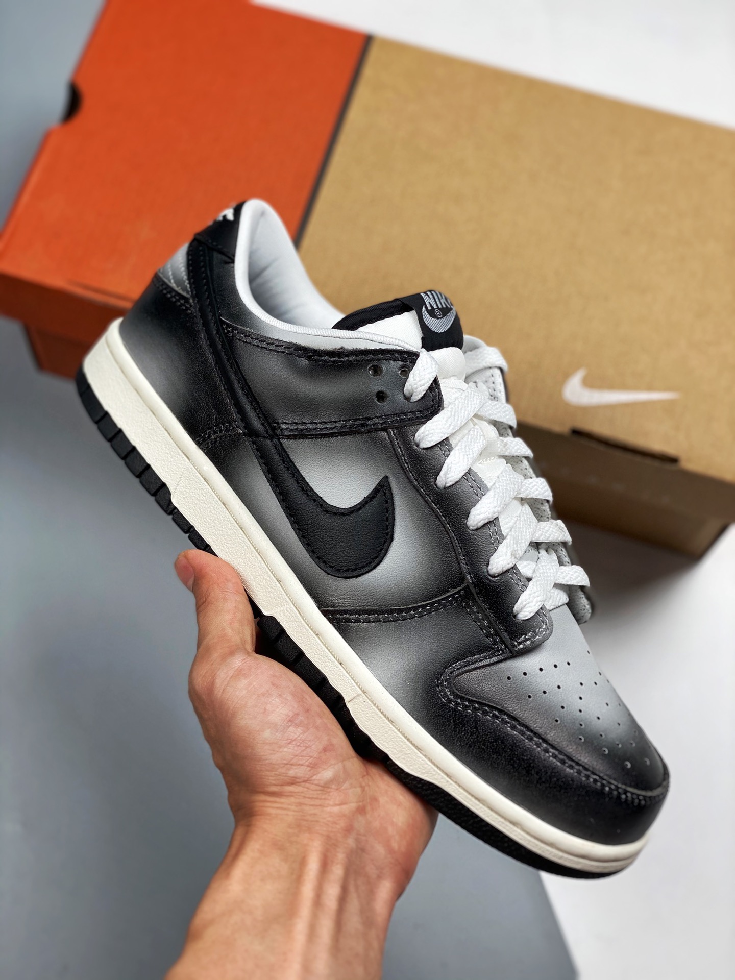 Nike Dunk Low Haze, grafiti negro y gris, del artista de grafiti neoyorquino Eric Haze. La zapatilla utiliza su diseño …