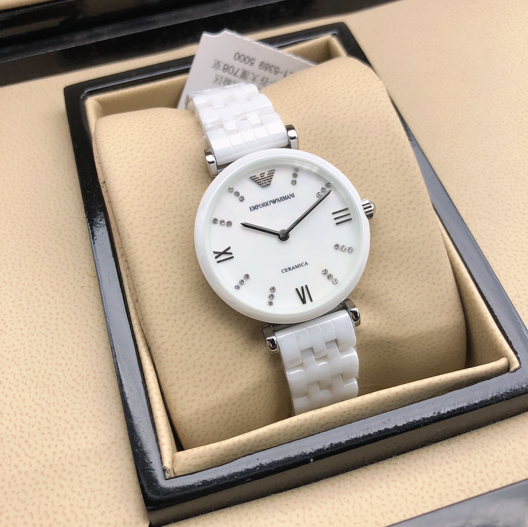 Armani 阿玛尼 型号：AR1485 机芯类型：石英表手表种类：女表表盘形状：圆形表扣：双按蝴蝶扣镜面 材质：矿物质强化玻璃表壳 材质：陶瓷表带 材质：陶瓷表盘 直径：32mm 表盘厚度：8mm