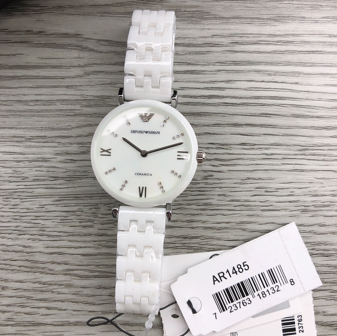 Armani 阿玛尼 型号：AR1485 机芯类型：石英表手表种类：女表表盘形状：圆形表扣：双按蝴蝶扣镜面 材质：矿物质强化玻璃表壳 材质：陶瓷表带 材质：陶瓷表盘 直径：32mm 表盘厚度：8mm