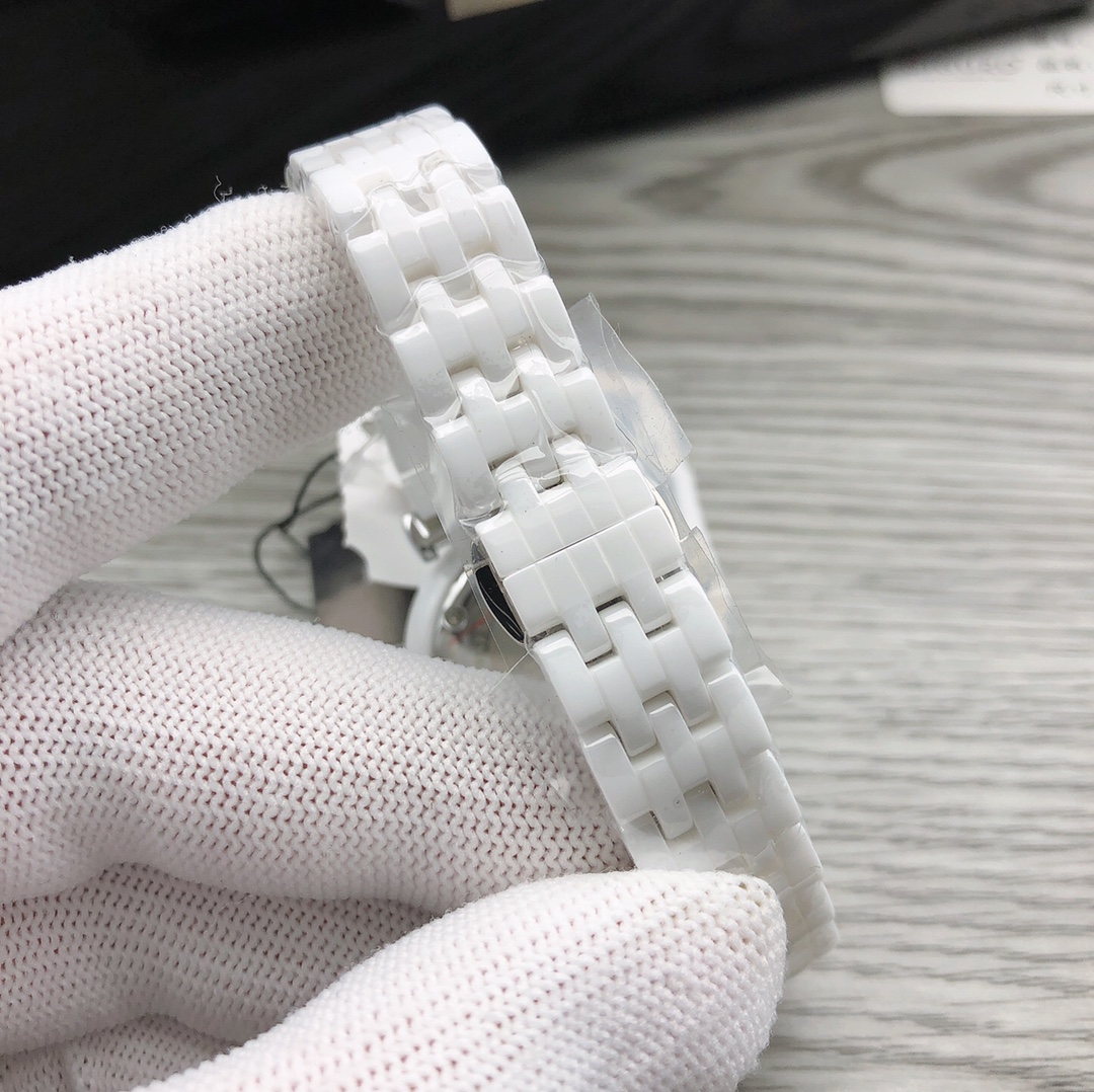 Armani 阿玛尼 型号：AR1485 机芯类型：石英表手表种类：女表表盘形状：圆形表扣：双按蝴蝶扣镜面 材质：矿物质强化玻璃表壳 材质：陶瓷表带 材质：陶瓷表盘 直径：32mm 表盘厚度：8mm