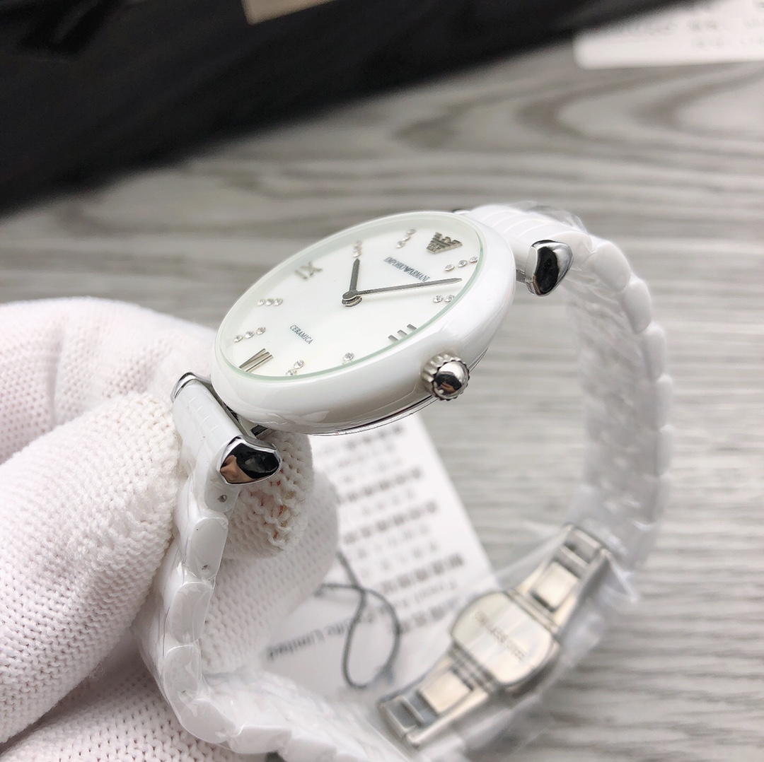 Armani 阿玛尼 型号：AR1485 机芯类型：石英表手表种类：女表表盘形状：圆形表扣：双按蝴蝶扣镜面 材质：矿物质强化玻璃表壳 材质：陶瓷表带 材质：陶瓷表盘 直径：32mm 表盘厚度：8mm