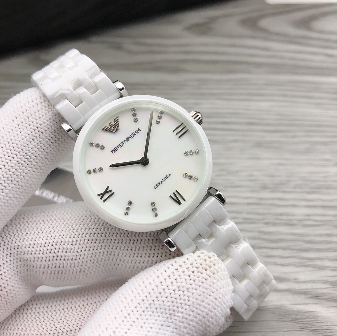 Armani 阿玛尼 型号：AR1485 机芯类型：石英表手表种类：女表表盘形状：圆形表扣：双按蝴蝶扣镜面 材质：矿物质强化玻璃表壳 材质：陶瓷表带 材质：陶瓷表盘 直径：32mm 表盘厚度：8mm