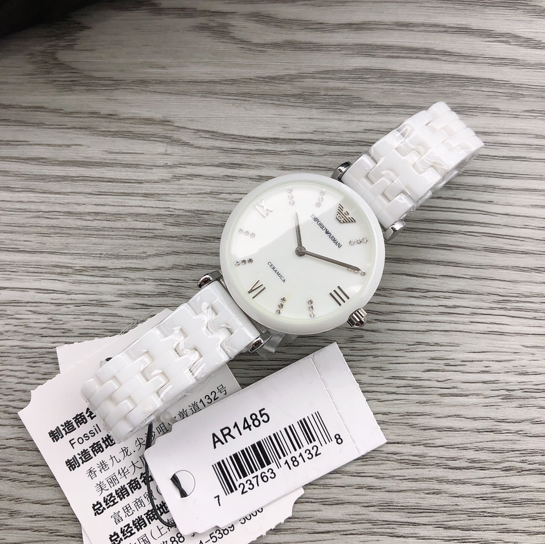 Armani 阿玛尼 型号：AR1485 机芯类型：石英表手表种类：女表表盘形状：圆形表扣：双按蝴蝶扣镜面 材质：矿物质强化玻璃表壳 材质：陶瓷表带 材质：陶瓷表盘 直径：32mm 表盘厚度：8mm