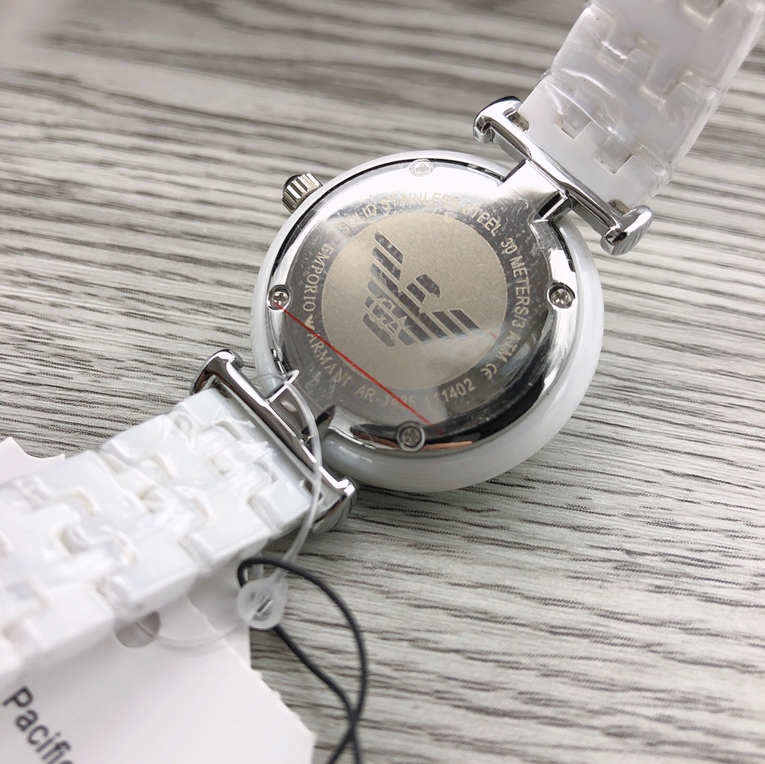 Armani 阿玛尼 型号：AR1485 机芯类型：石英表手表种类：女表表盘形状：圆形表扣：双按蝴蝶扣镜面 材质：矿物质强化玻璃表壳 材质：陶瓷表带 材质：陶瓷表盘 直径：32mm 表盘厚度：8mm