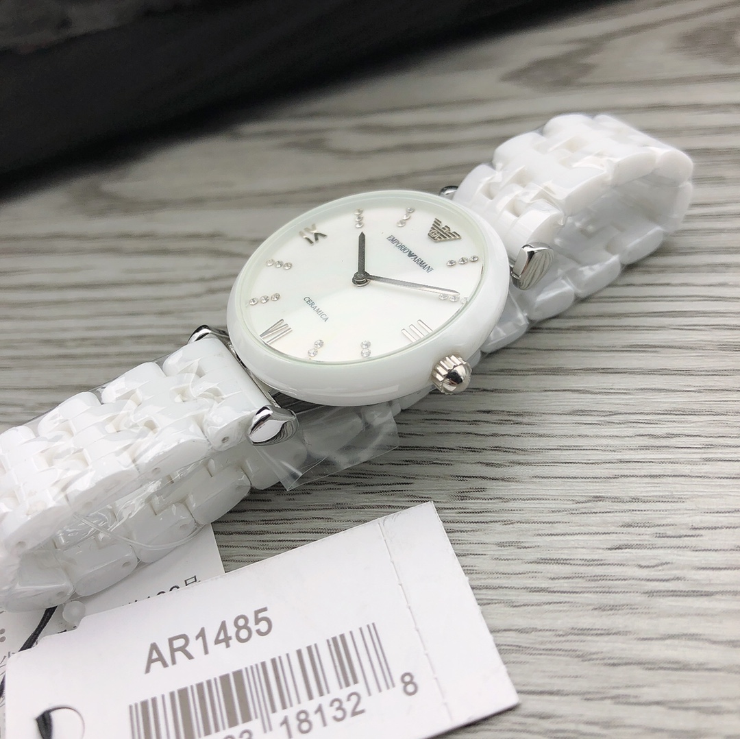 Armani 阿玛尼 型号：AR1485 机芯类型：石英表手表种类：女表表盘形状：圆形表扣：双按蝴蝶扣镜面 材质：矿物质强化玻璃表壳 材质：陶瓷表带 材质：陶瓷表盘 直径：32mm 表盘厚度：8mm