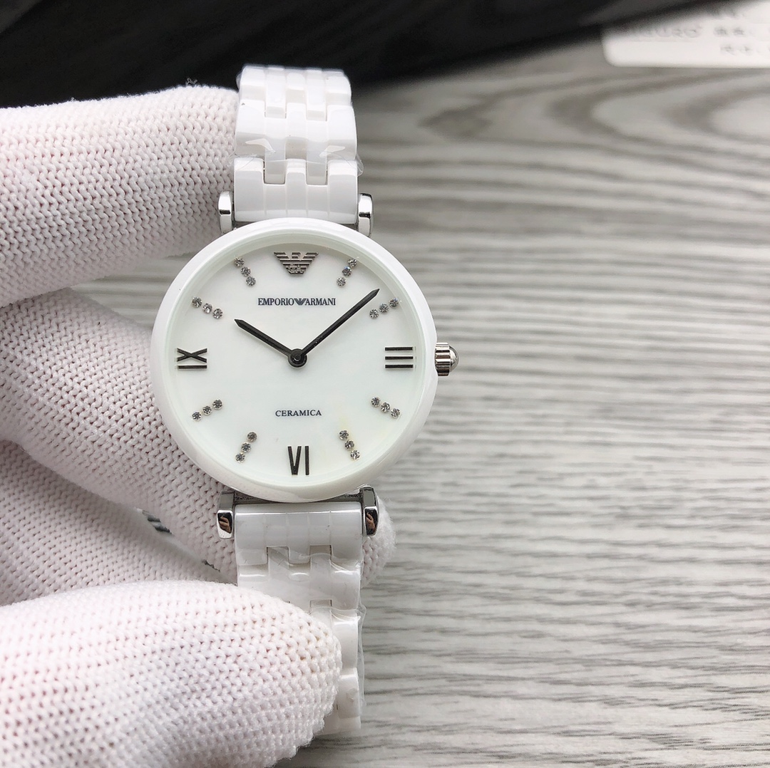Armani 阿玛尼 型号：AR1485 机芯类型：石英表手表种类：女表表盘形状：圆形表扣：双按蝴蝶扣镜面 材质：矿物质强化玻璃表壳 材质：陶瓷表带 材质：陶瓷表盘 直径：32mm 表盘厚度：8mm