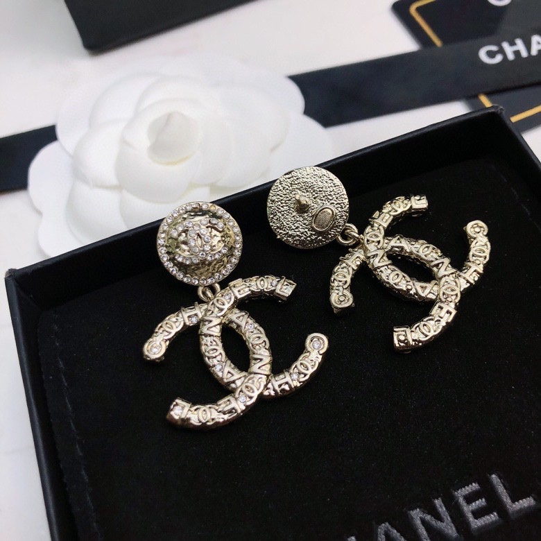 CHANEL  2023新款香奈儿 专柜正品  一比一   耳坠 优雅大方精工设计   雕刻 非常修饰脸