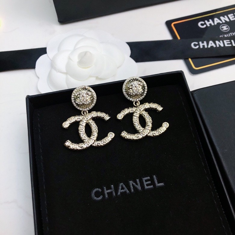 CHANEL  2023新款香奈儿 专柜正品  一比一   耳坠 优雅大方精工设计   雕刻 非常修饰脸