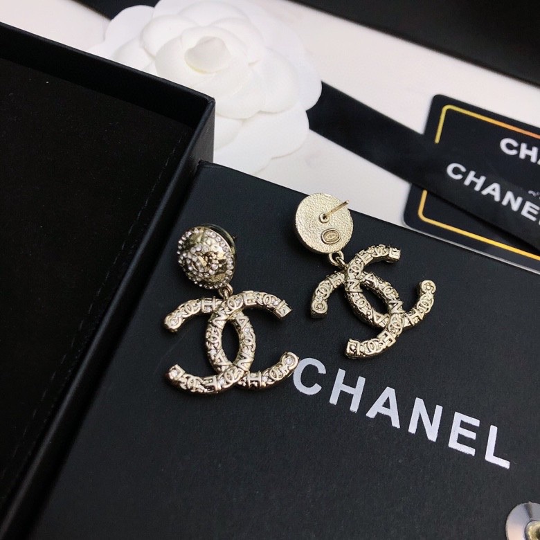 CHANEL  2023新款香奈儿 专柜正品  一比一   耳坠 优雅大方精工设计   雕刻 非常修饰脸