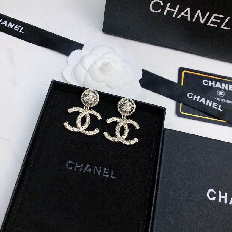 CHANEL  2023新款香奈儿 专柜正品  一比一   耳坠 优雅大方精工设计   雕刻 非常修饰脸