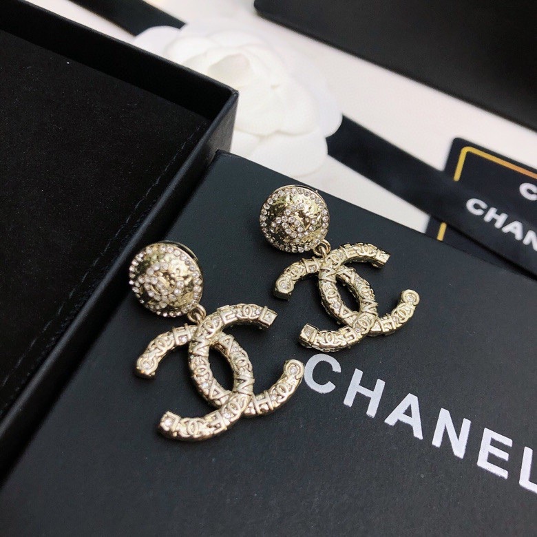CHANEL  2023新款香奈儿 专柜正品  一比一   耳坠 优雅大方精工设计   雕刻 非常修饰脸