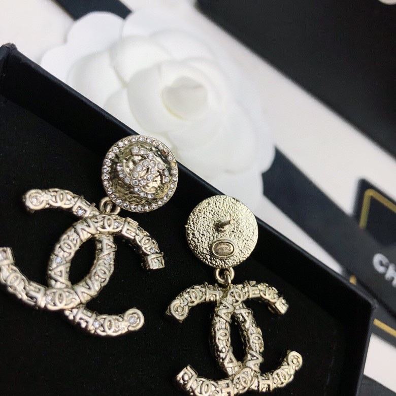 CHANEL  2023新款香奈儿 专柜正品  一比一   耳坠 优雅大方精工设计   雕刻 非常修饰脸