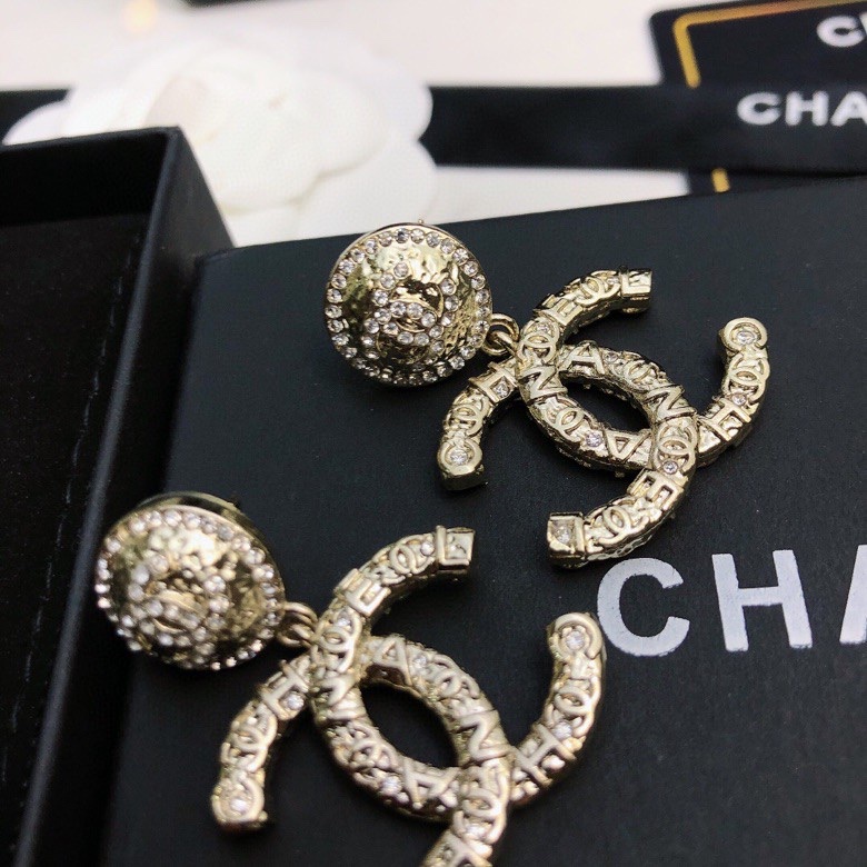 CHANEL  2023新款香奈儿 专柜正品  一比一   耳坠 优雅大方精工设计   雕刻 非常修饰脸