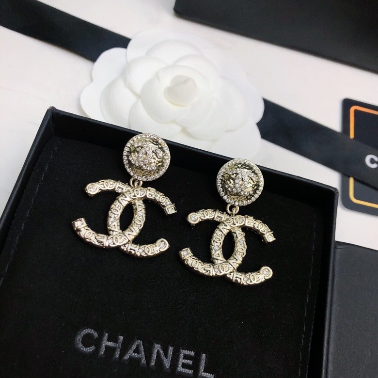 CHANEL  2023新款香奈儿 专柜正品  一比一   耳坠 优雅大方精工设计   雕刻 非常修饰脸