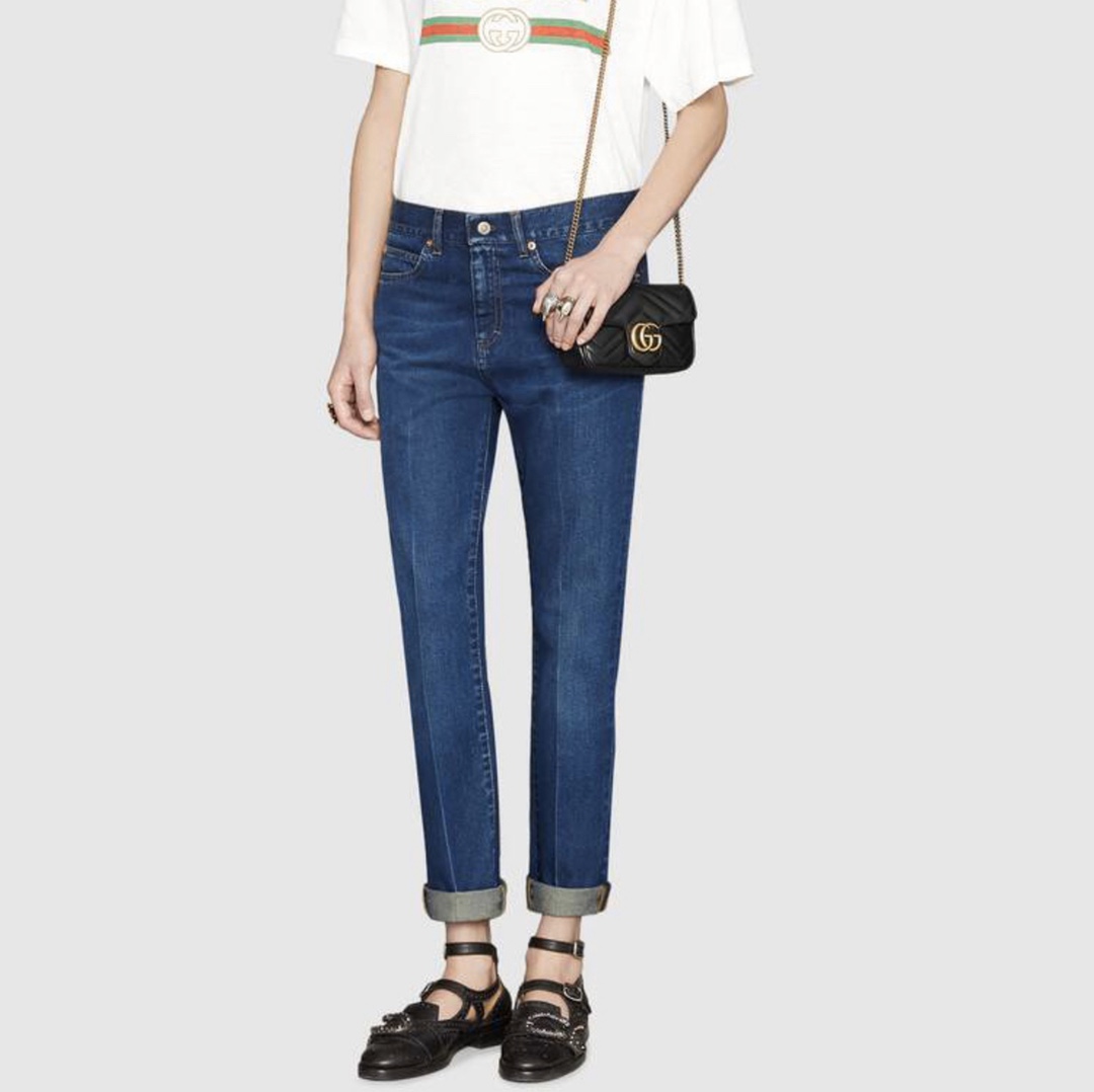 Gucci Marmont超迷你链条包 🅿️170 配有钥匙扣.可以用于将此袋绑缚在另外更大的手袋上.采用颇具结构化的柔软造型.翻盖扣配以双G金属配件.金属配件从70年代经典设计中汲取灵感.采用绗缝chevron皮革制作. 规格：16.5*10*5cm