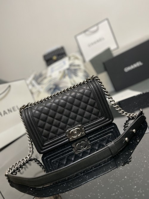 Chanel Le Boy Zwarte Leren Schoudertas met Zilverkleurige Hardware, 25 cm 1 Chanel Le Boy Zwarte Leren Schoudertas met Zilverkleurige Hardware, 25 cm