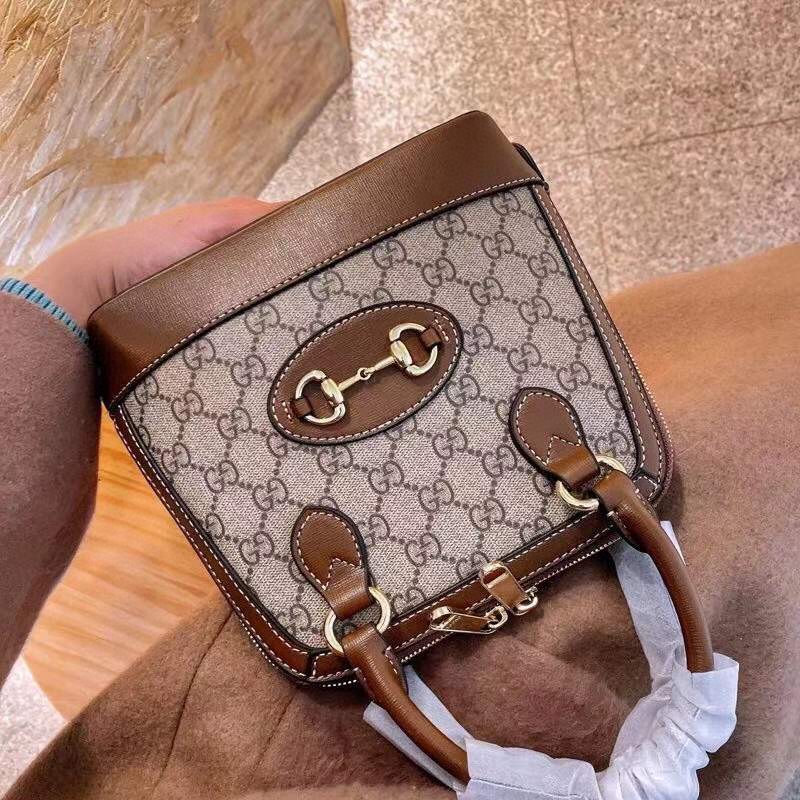 J5 Gucci 马鞍包 原厂钥匙挂件 火爆抢购,采用原版牛皮,搭配浅金色五金和链子,质感一流,可斜跨可单肩,多功能内格完美容纳,尺寸 ：22.17