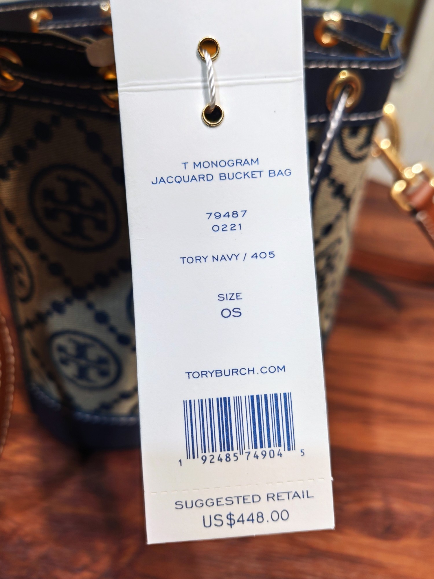 Tory Burch Monogram 21夏季新抽绳水桶包质感海军蓝帆布面料搭配利落包身 复古提花的点缀 让整体造型更加休闲有范 尺寸 21 12 21 包哥哥