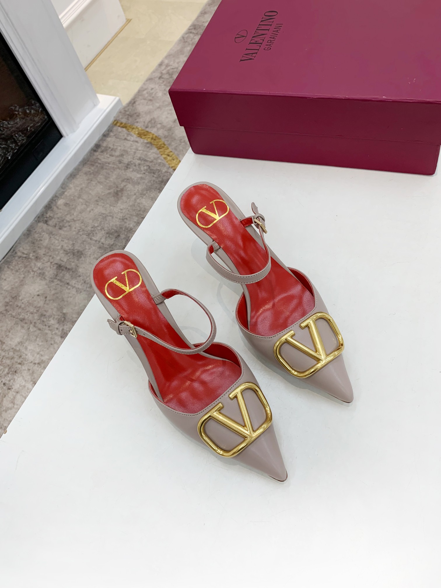Valentino. Valentino gran hebilla v zapatos individuales contador última serie Versión genuina de lo