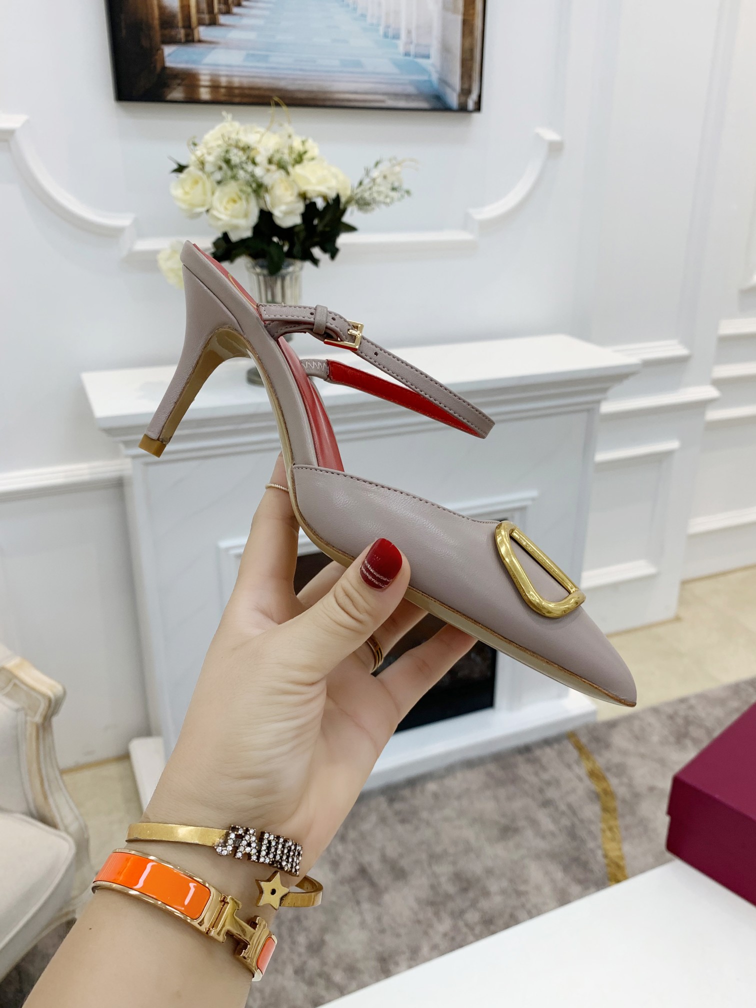 Valentino. Valentino gran hebilla v zapatos individuales contador última serie Versión genuina de lo
