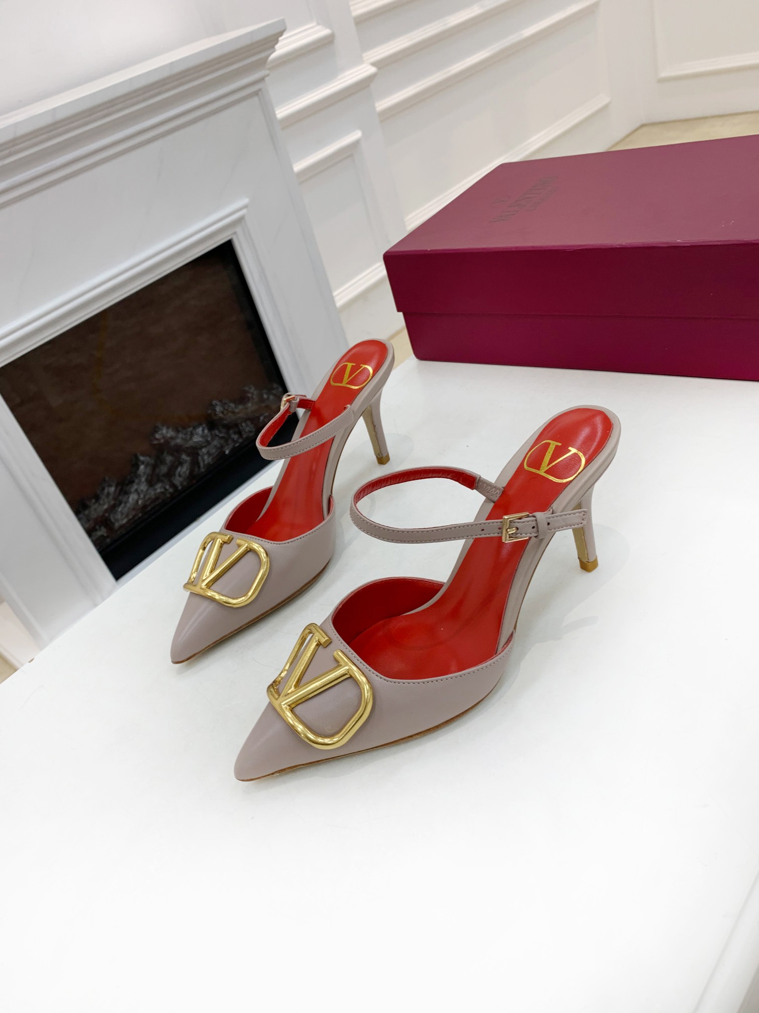 Valentino. Valentino gran hebilla v zapatos individuales contador última serie Versión genuina de lo