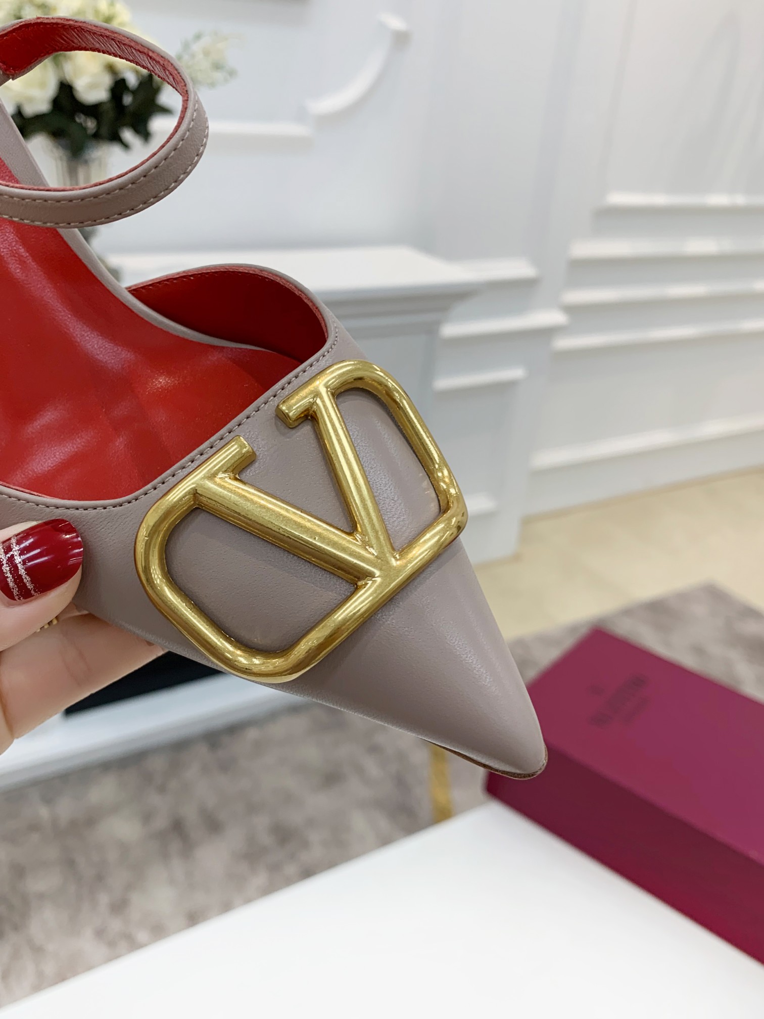 Valentino. Valentino gran hebilla v zapatos individuales contador última serie Versión genuina de lo