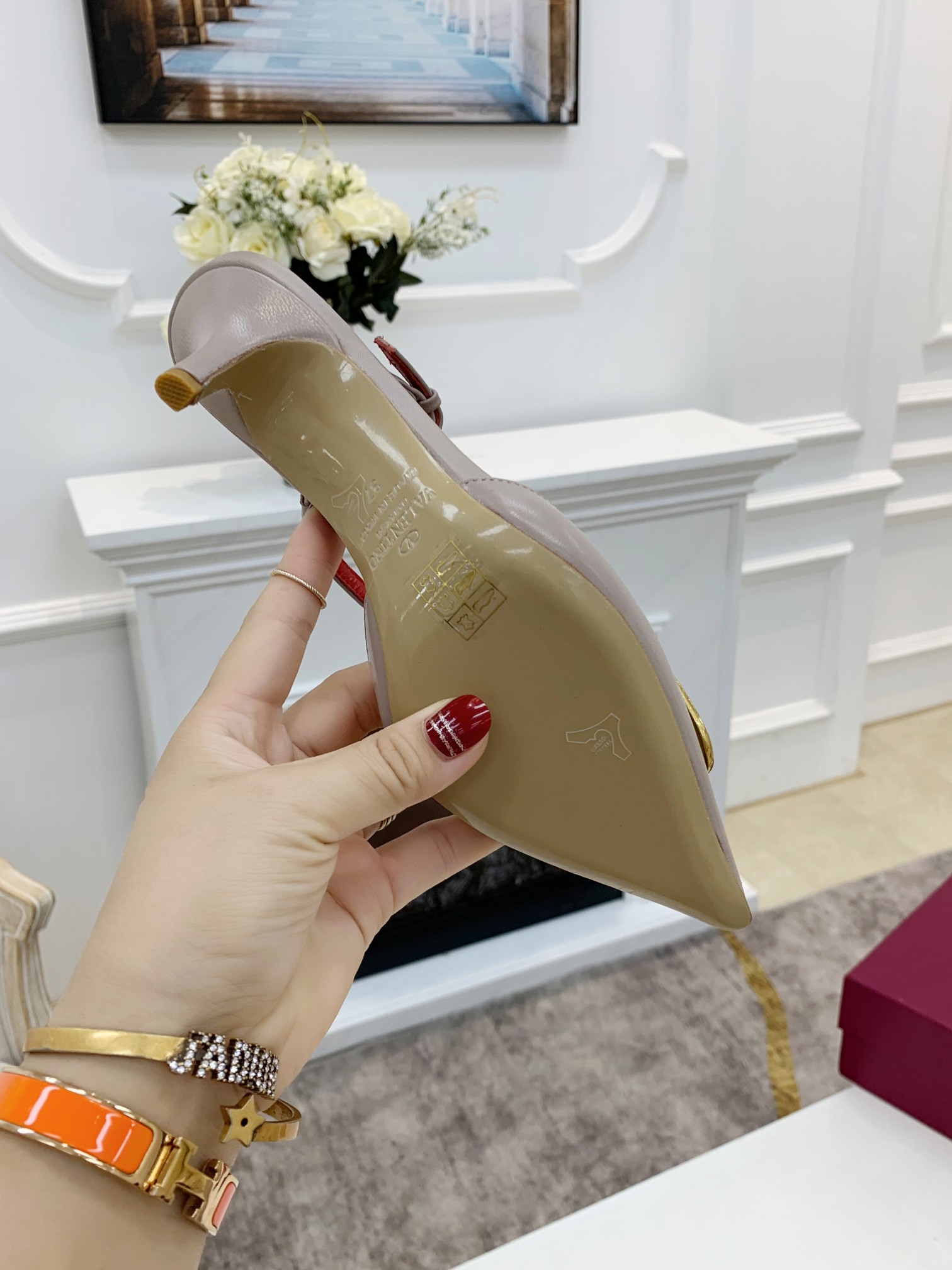 Valentino. Valentino gran hebilla v zapatos individuales contador última serie Versión genuina de lo