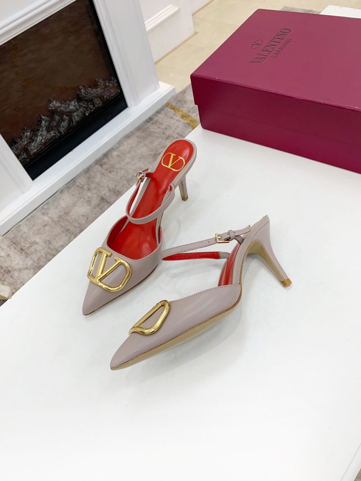 Valentino. Valentino gran hebilla v zapatos individuales contador última serie Versión genuina de lo
