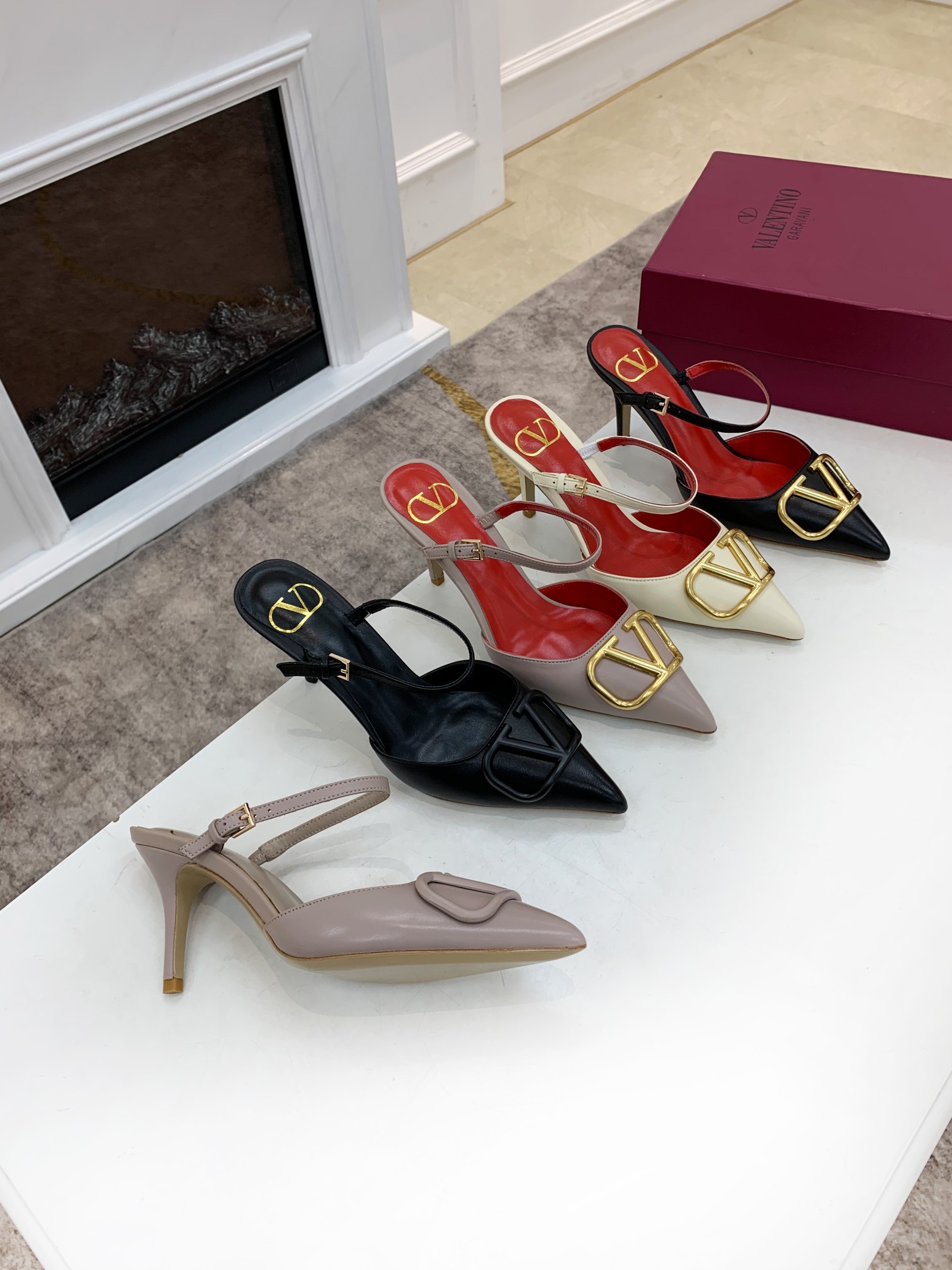 Valentino. Valentino gran hebilla v zapatos individuales contador última serie Versión genuina de lo