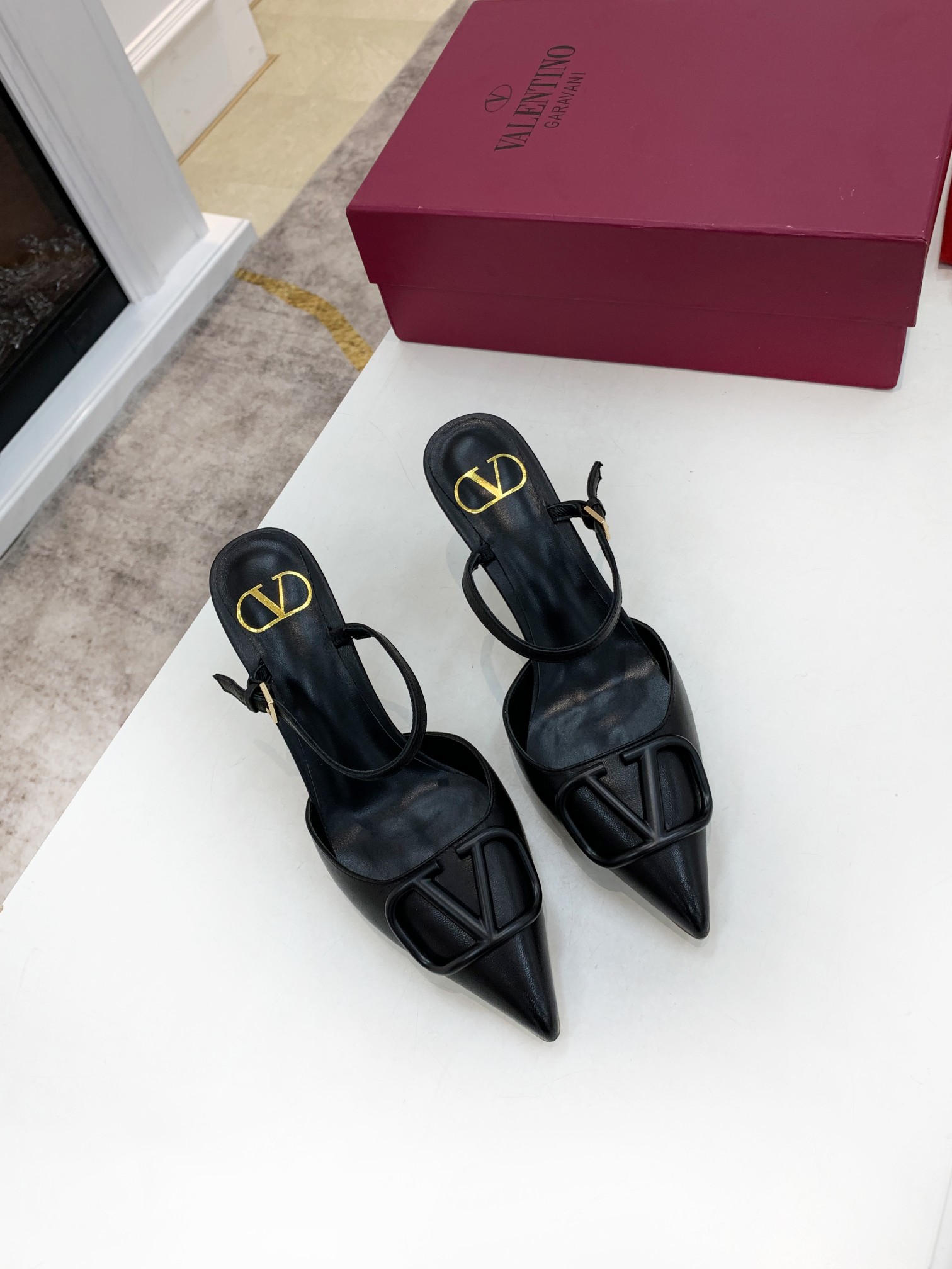 Valentino. Valentino gran hebilla v zapatos individuales contador última serie Versión genuina de lo