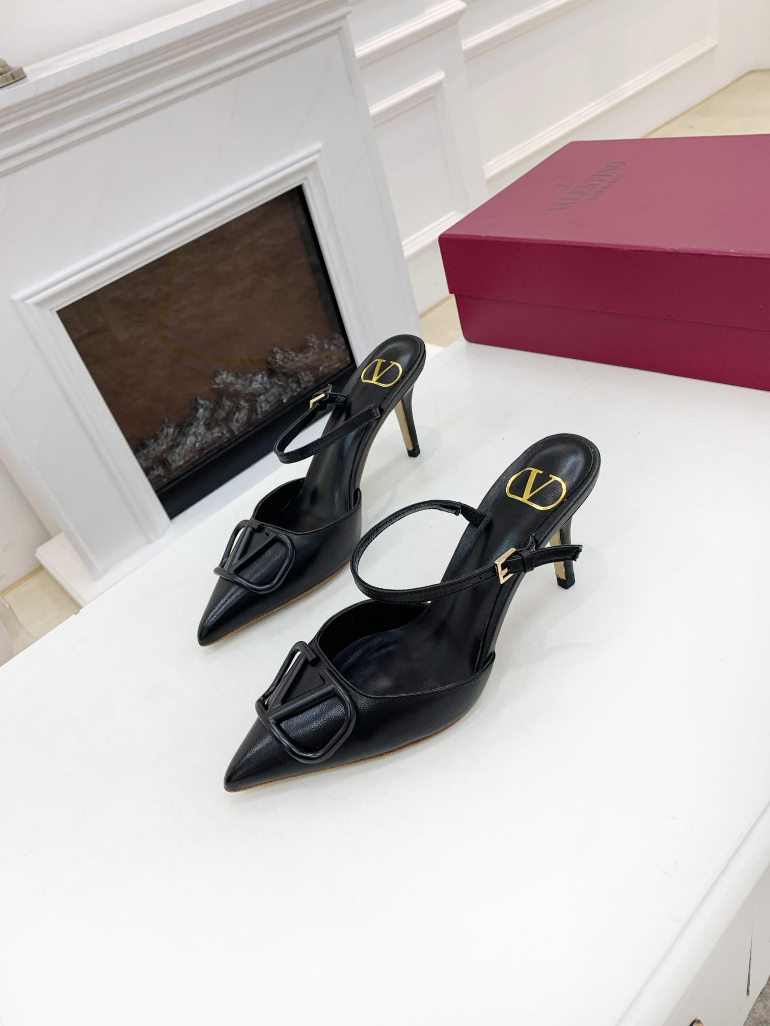 Valentino. Valentino gran hebilla v zapatos individuales contador última serie Versión genuina de lo