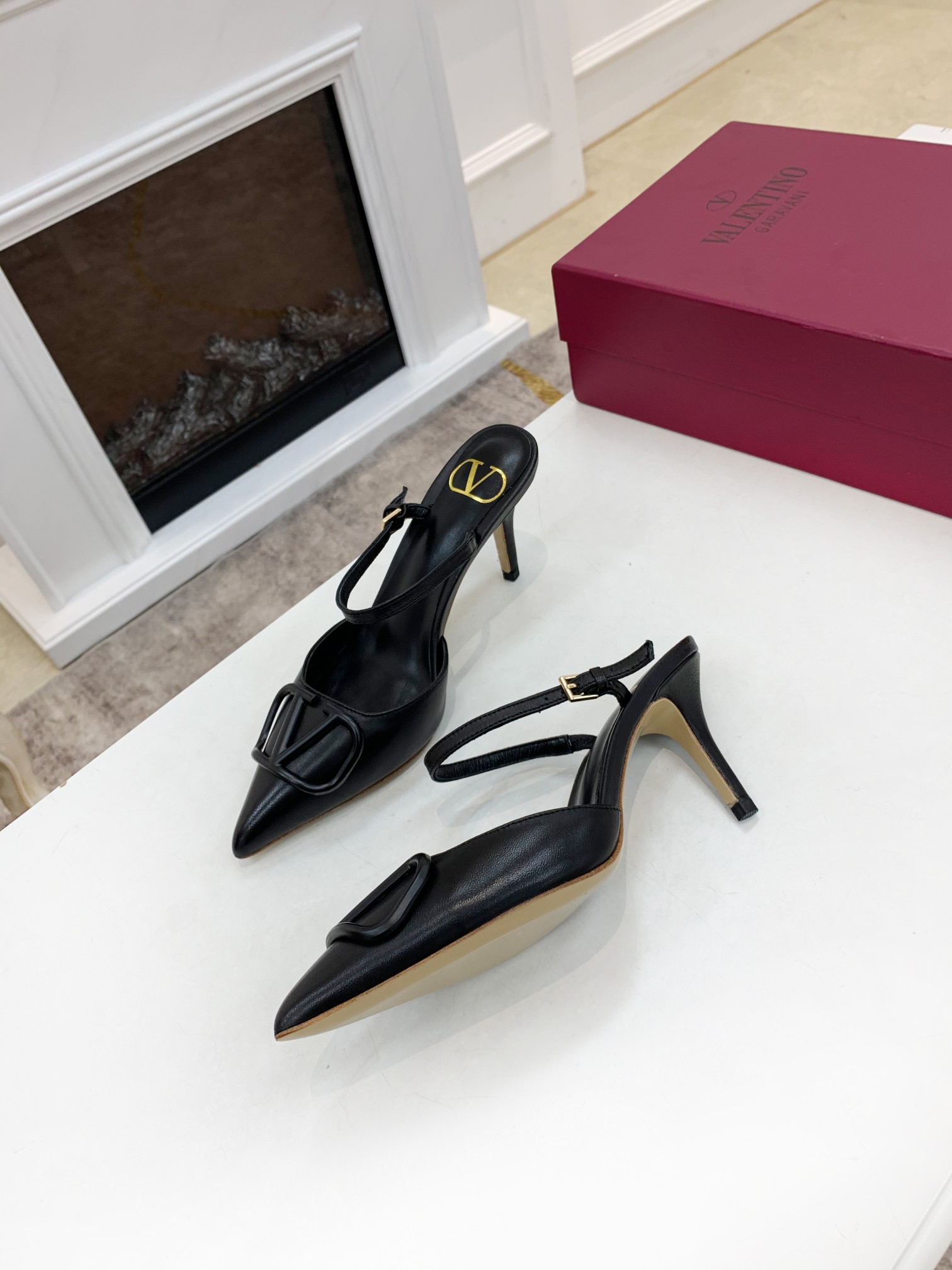 Valentino. Valentino gran hebilla v zapatos individuales contador última serie Versión genuina de lo