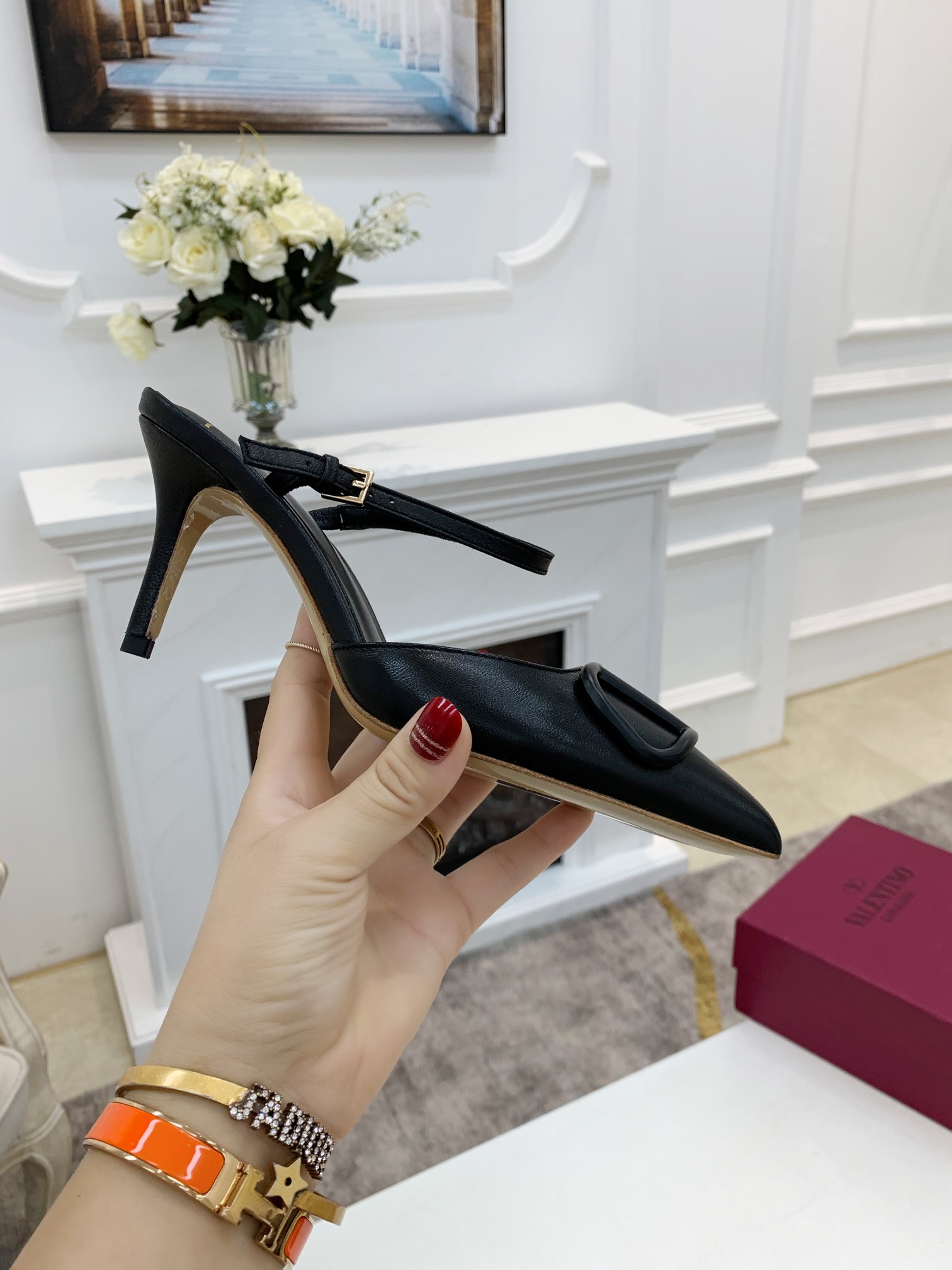 Valentino. Valentino gran hebilla v zapatos individuales contador última serie Versión genuina de lo