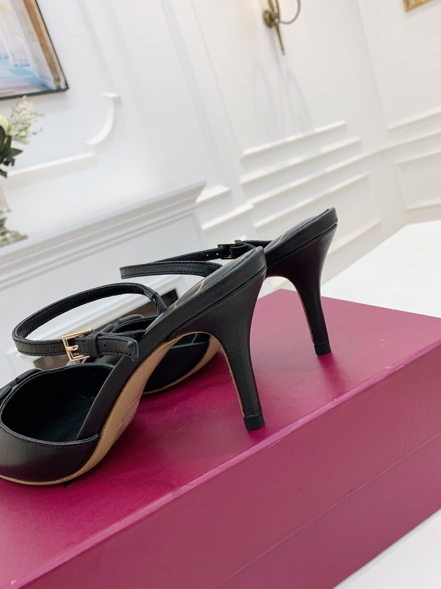 Valentino. Valentino gran hebilla v zapatos individuales contador última serie Versión genuina de lo
