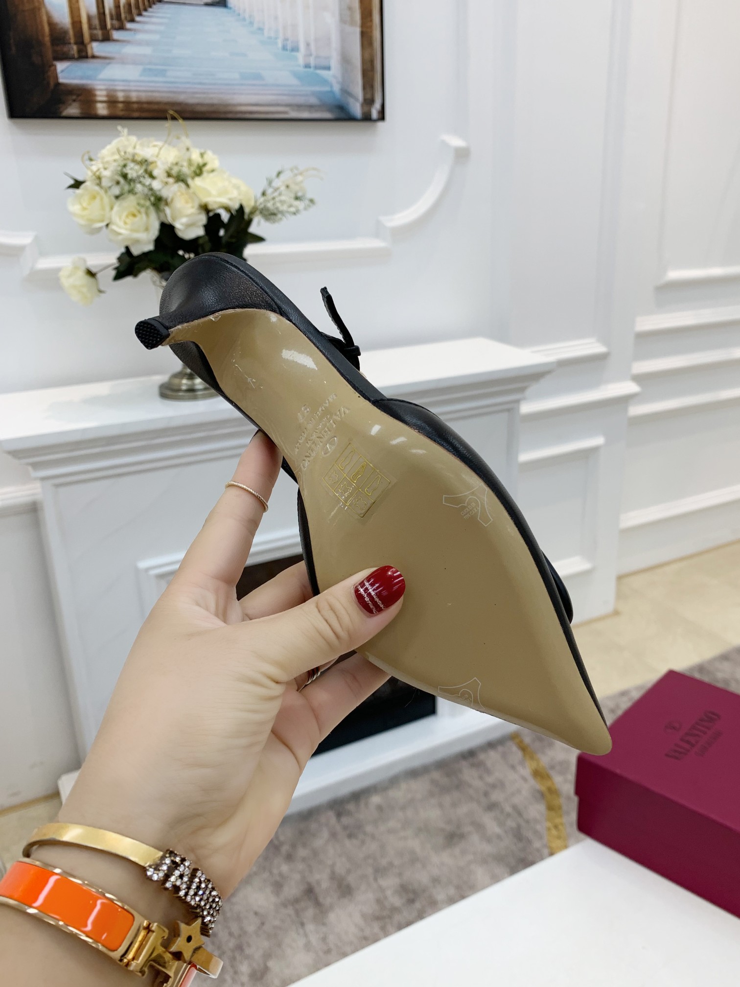 Valentino. Valentino gran hebilla v zapatos individuales contador última serie Versión genuina de lo