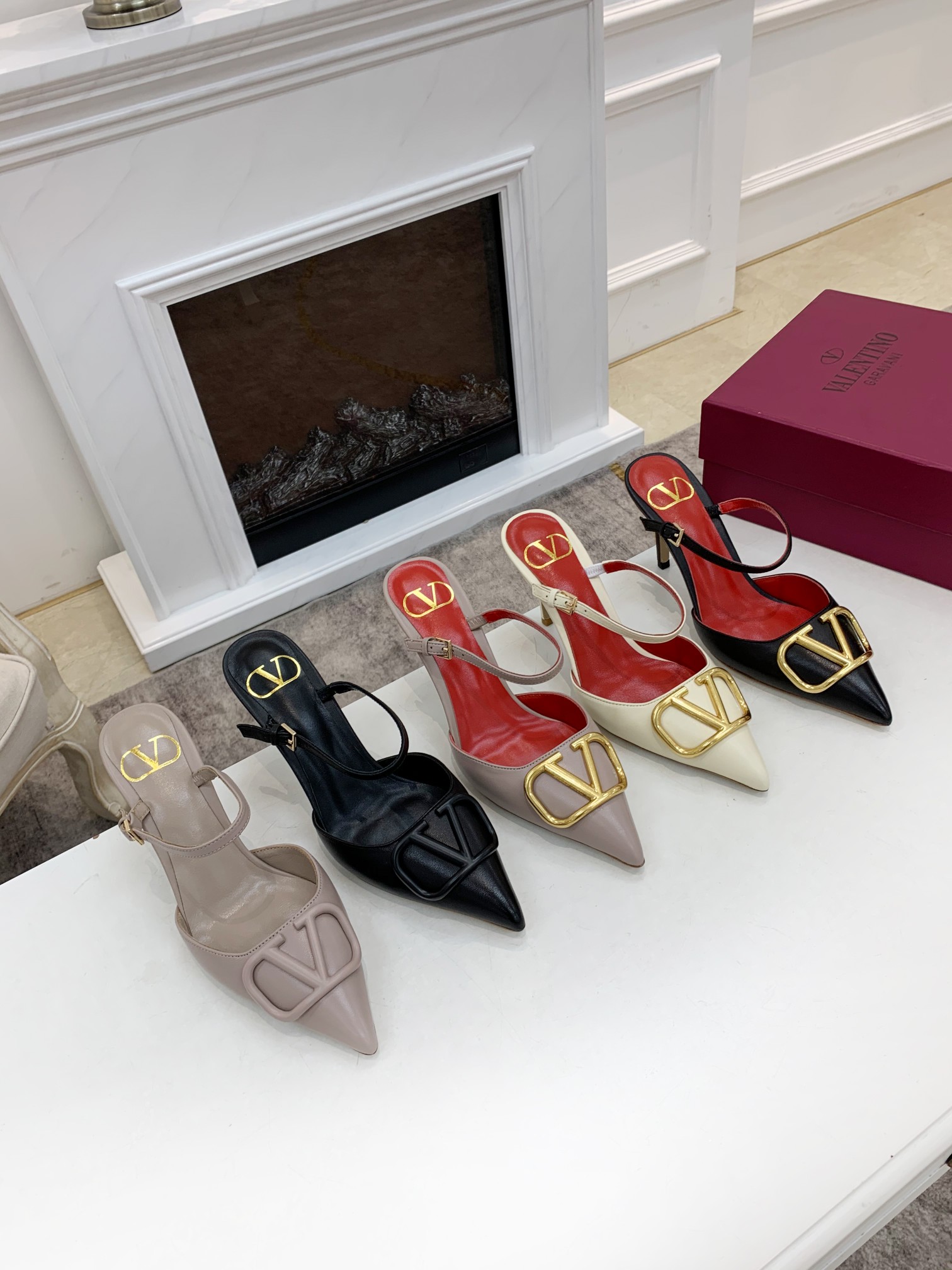 Valentino. Valentino gran hebilla v zapatos individuales contador última serie Versión genuina de lo