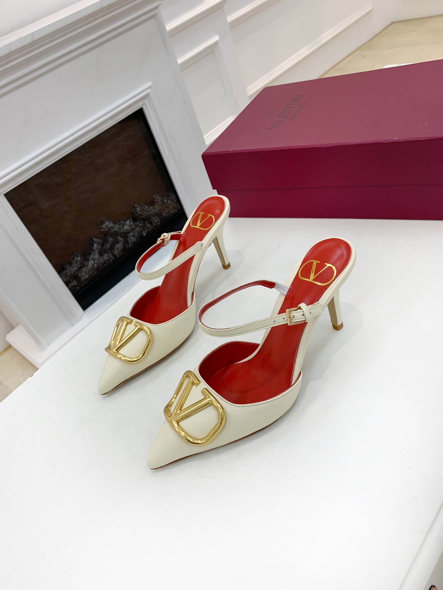 Valentino. Valentino gran hebilla v zapatos individuales contador última serie Versión genuina de lo