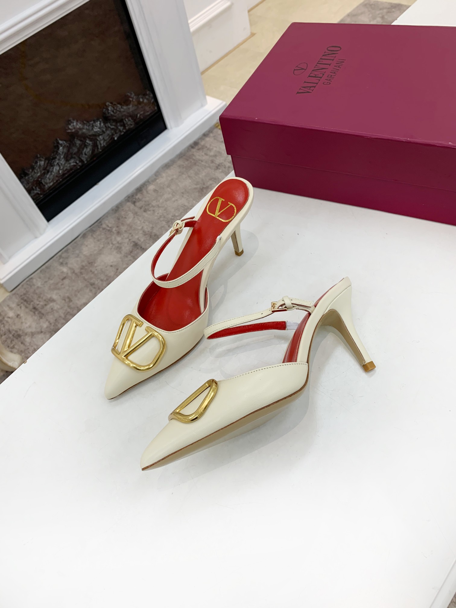 Valentino. Valentino gran hebilla v zapatos individuales contador última serie Versión genuina de lo