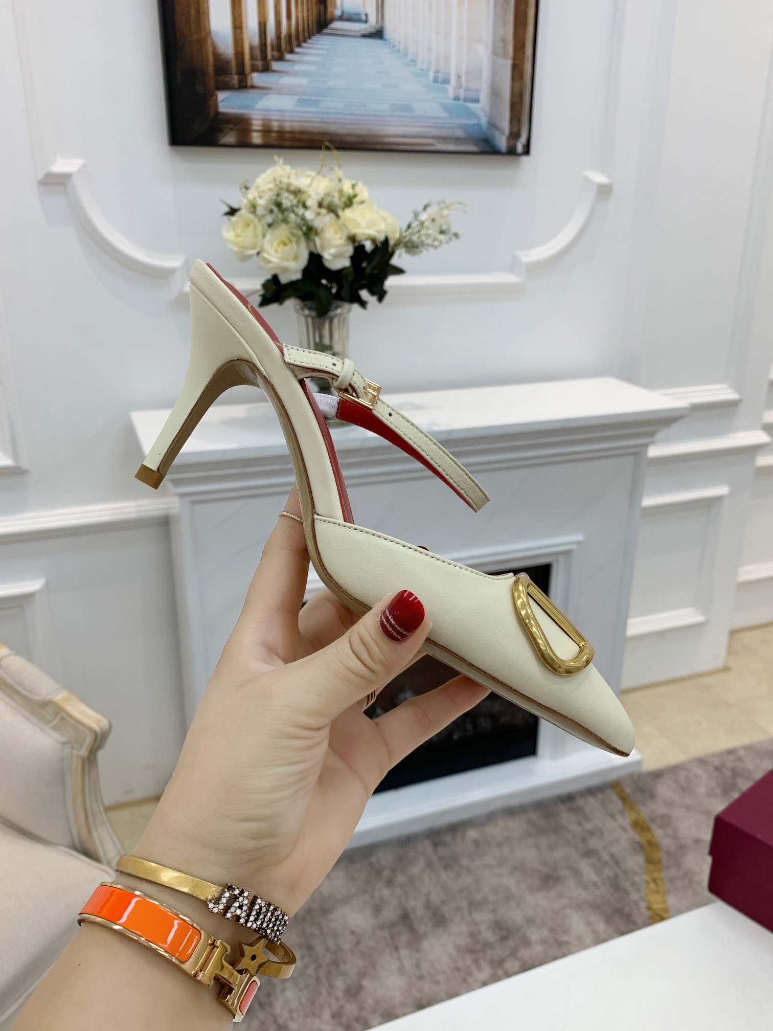 Valentino. Valentino gran hebilla v zapatos individuales contador última serie Versión genuina de lo