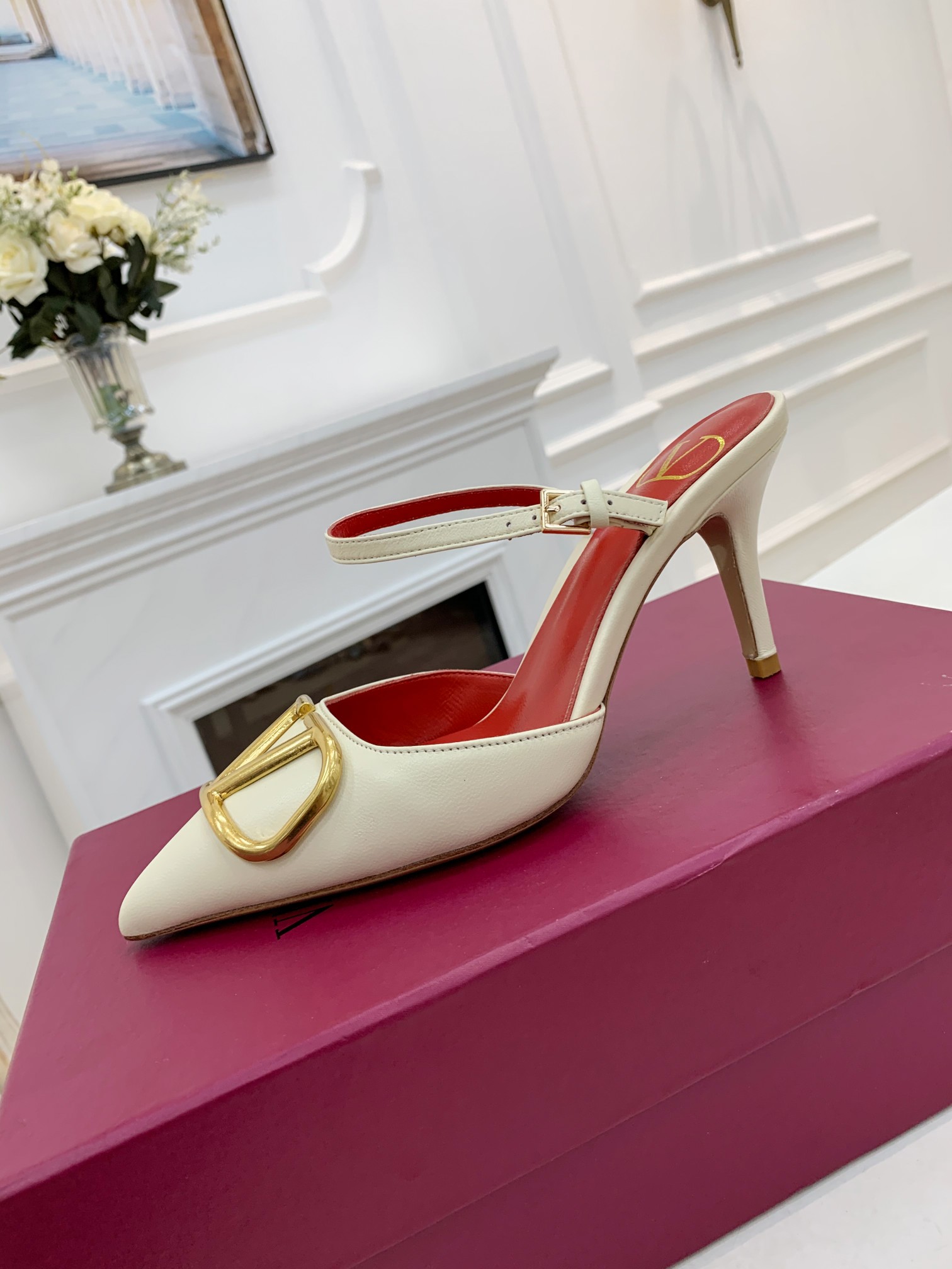 Valentino. Valentino gran hebilla v zapatos individuales contador última serie Versión genuina de lo