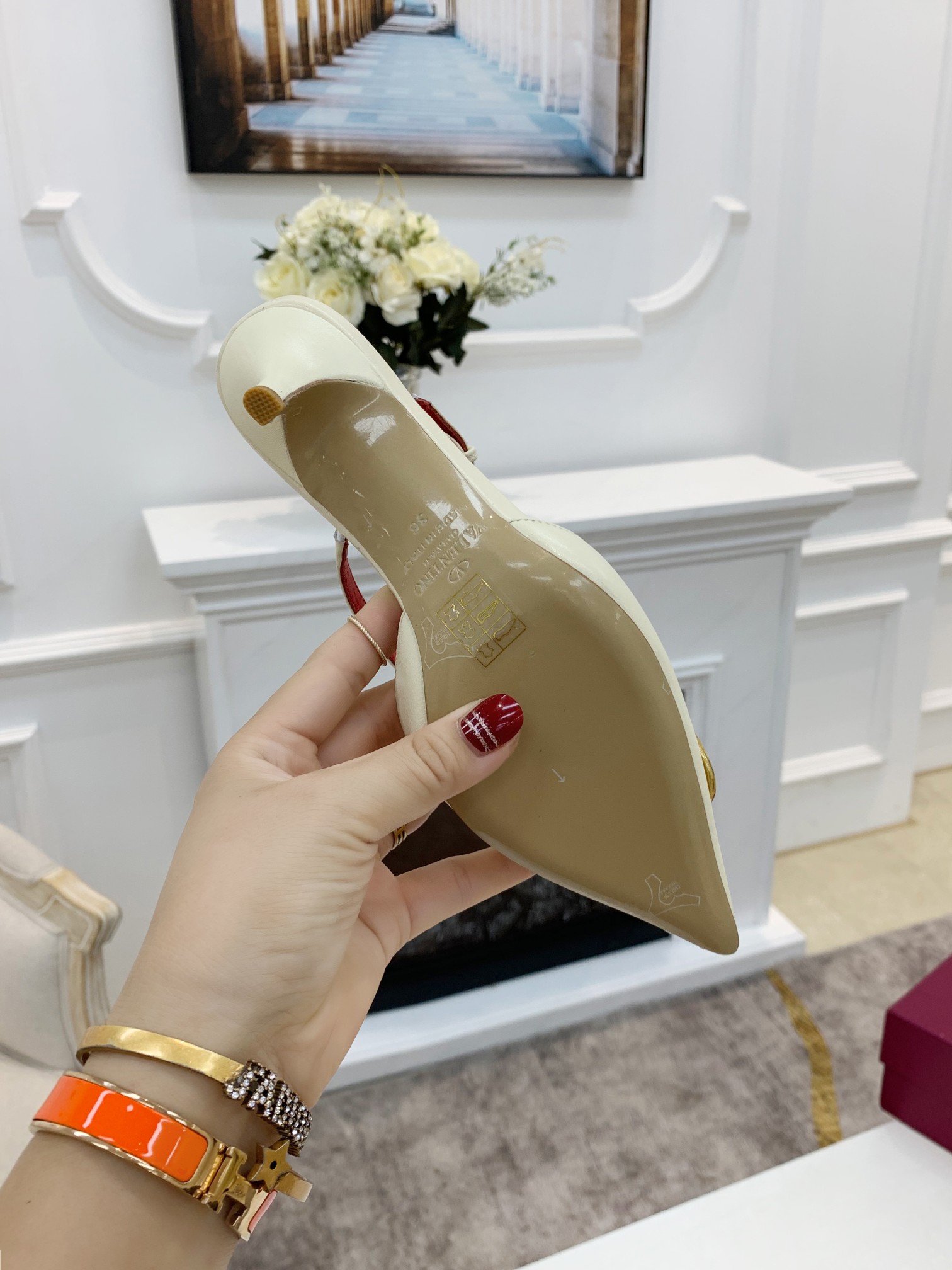 Valentino. Valentino gran hebilla v zapatos individuales contador última serie Versión genuina de lo
