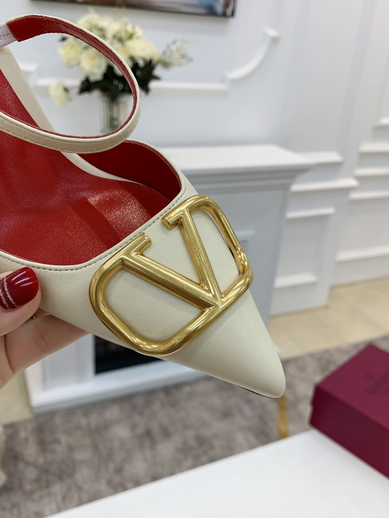 Valentino. Valentino gran hebilla v zapatos individuales contador última serie Versión genuina de lo
