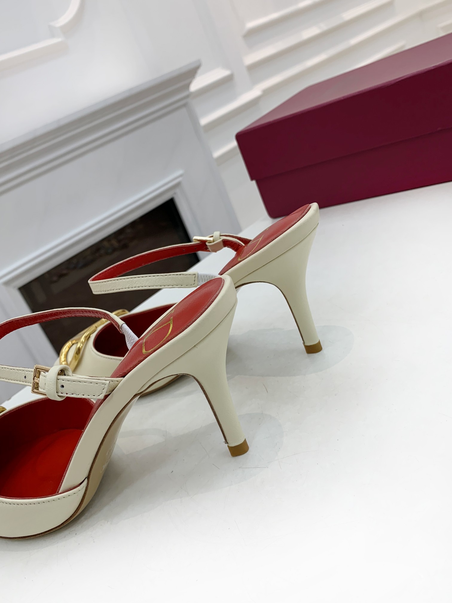 Valentino. Valentino gran hebilla v zapatos individuales contador última serie Versión genuina de lo