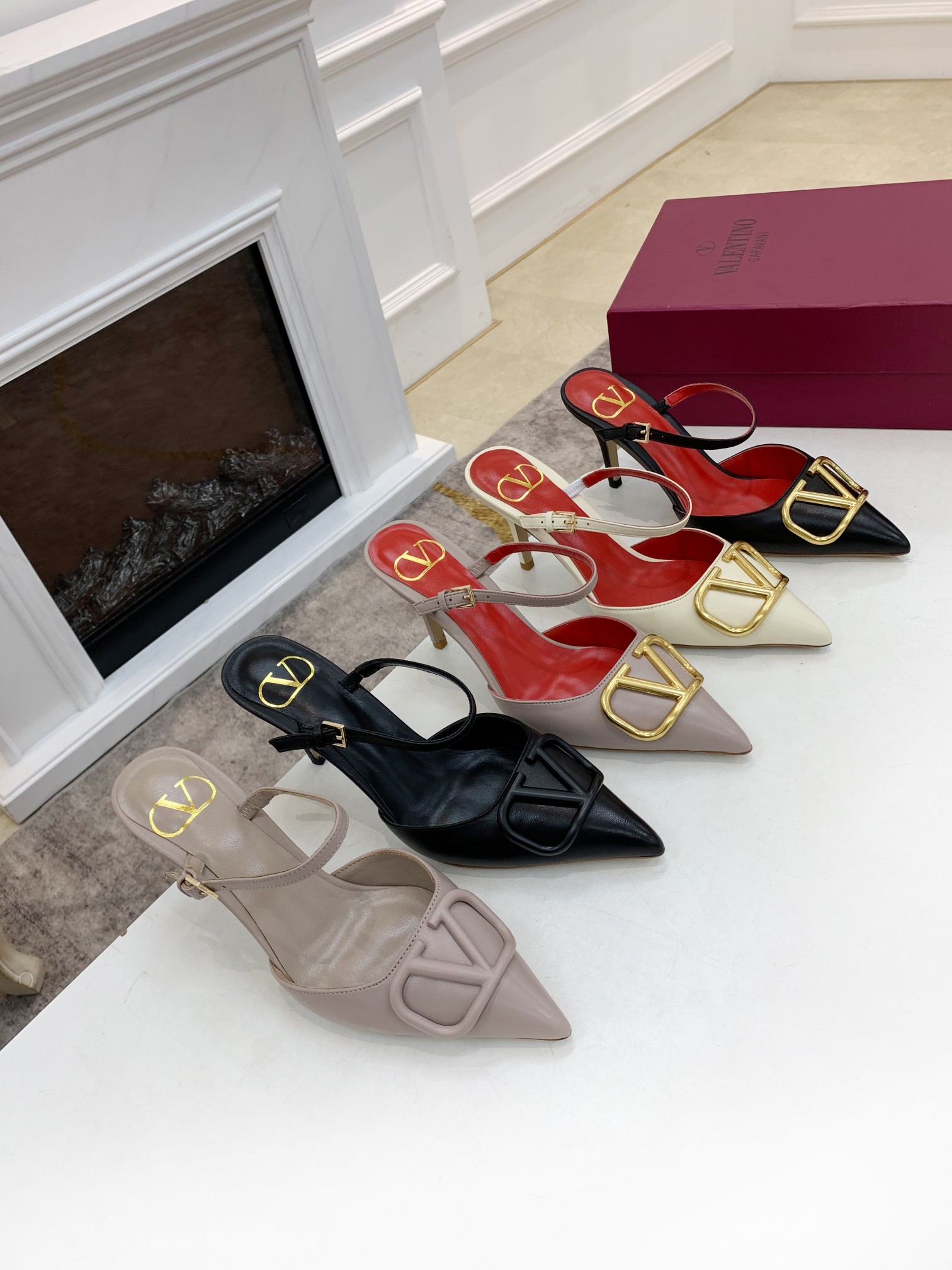 Valentino. Valentino gran hebilla v zapatos individuales contador última serie Versión genuina de lo
