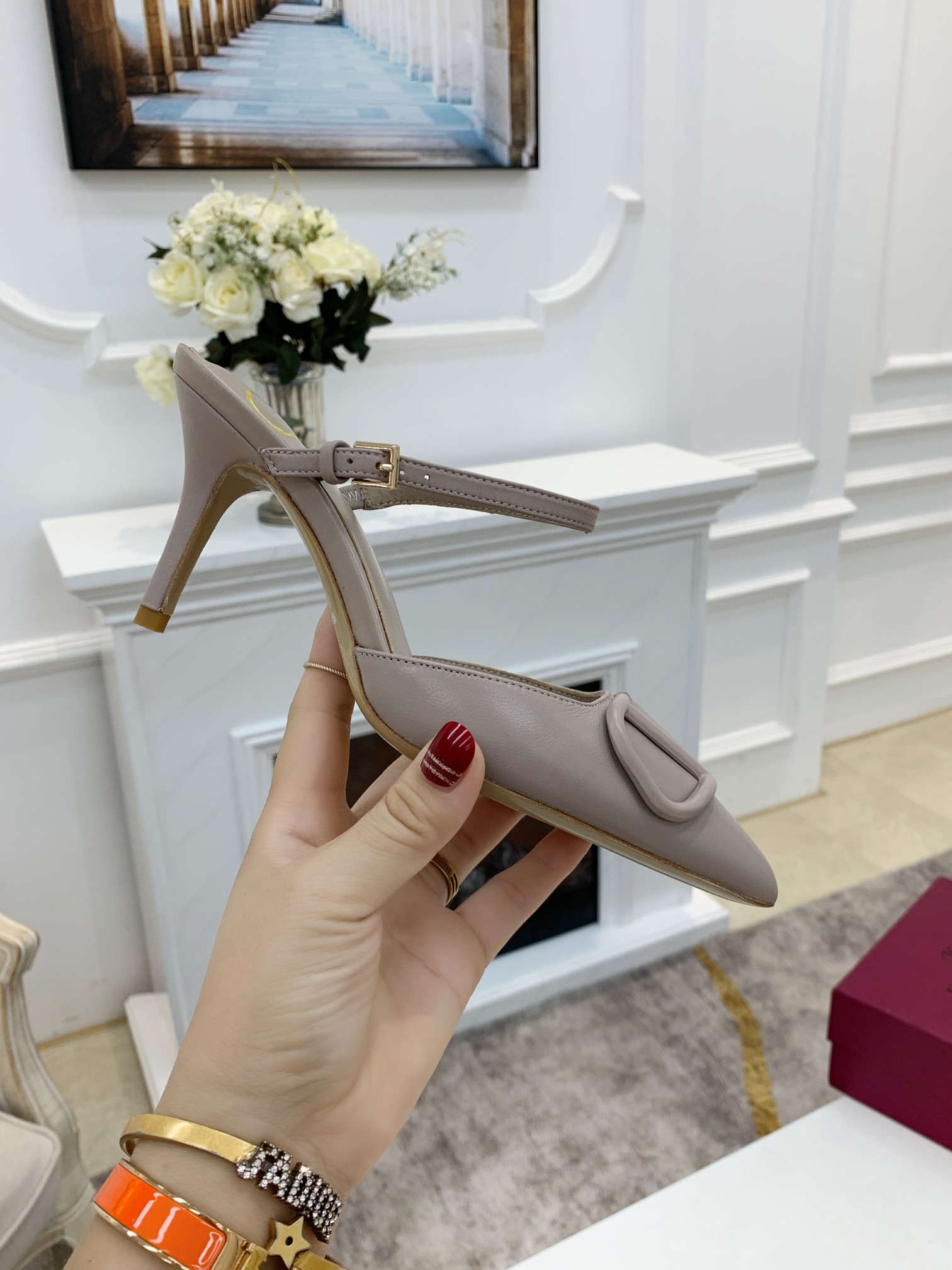 Valentino. Valentino gran hebilla v zapatos individuales contador última serie Versión genuina de lo