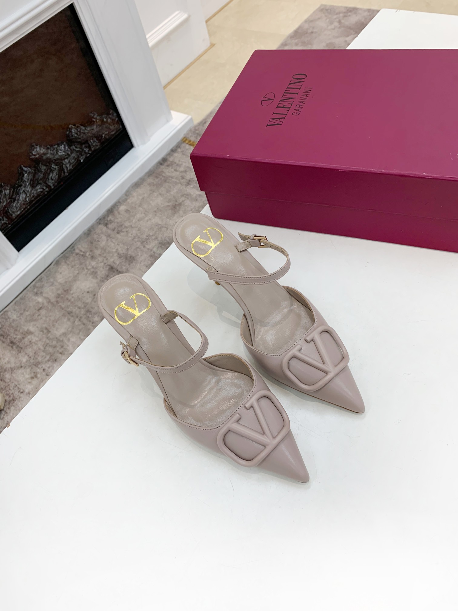 Valentino. Valentino gran hebilla v zapatos individuales contador última serie Versión genuina de lo